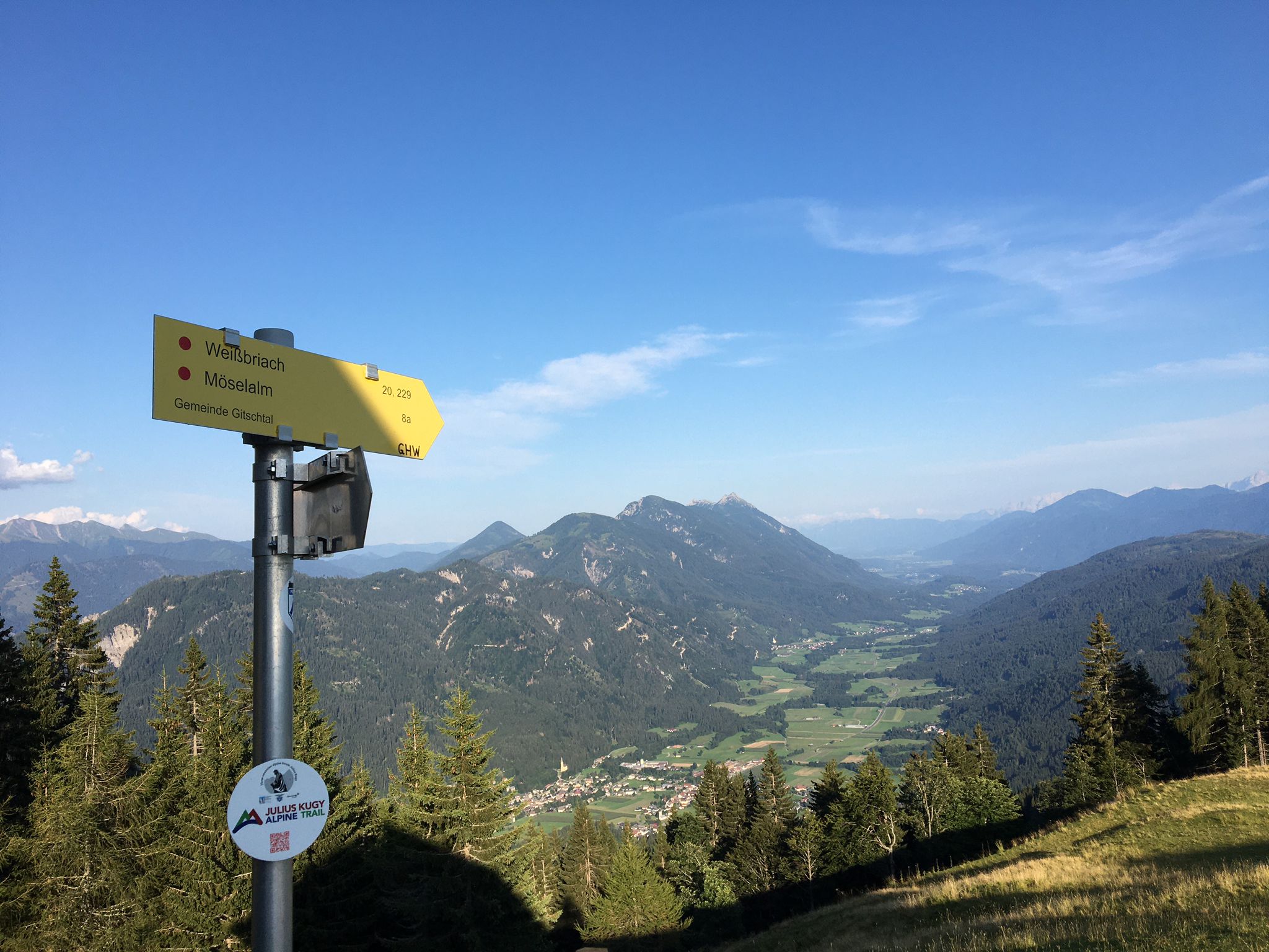 Blick auf Weißbriach vom Wanderweg