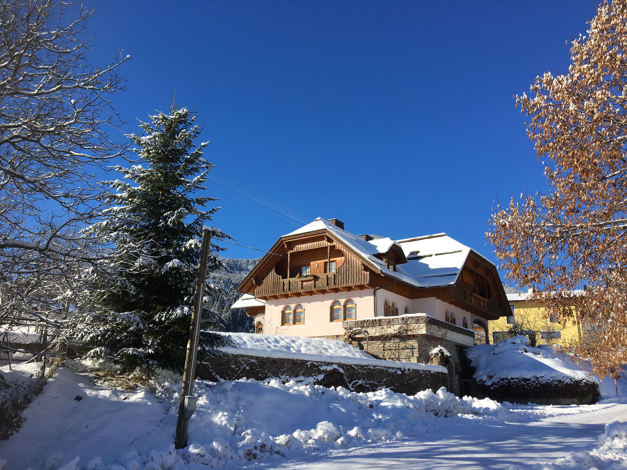 Die Unterkunft im Winter von der Straßenseite aus
