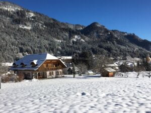 Die Unterkunft im Winter von der Feldseite